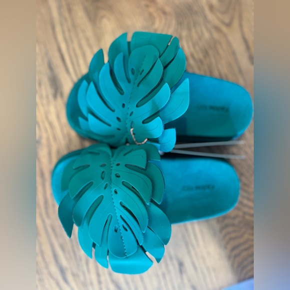 Farm Rio Monstera Leaf Slide Sandals in Green - Picture 10 of 11